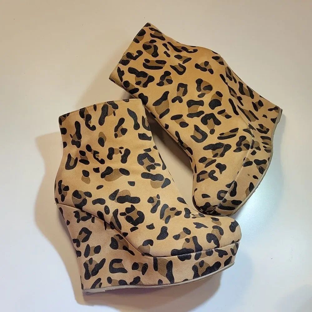 HERSTYLE ROUND TOE ZIP CLOSURE ANIMAL LEOPARD PRINT ANKLE BOOTIES - Picture 5 of 14